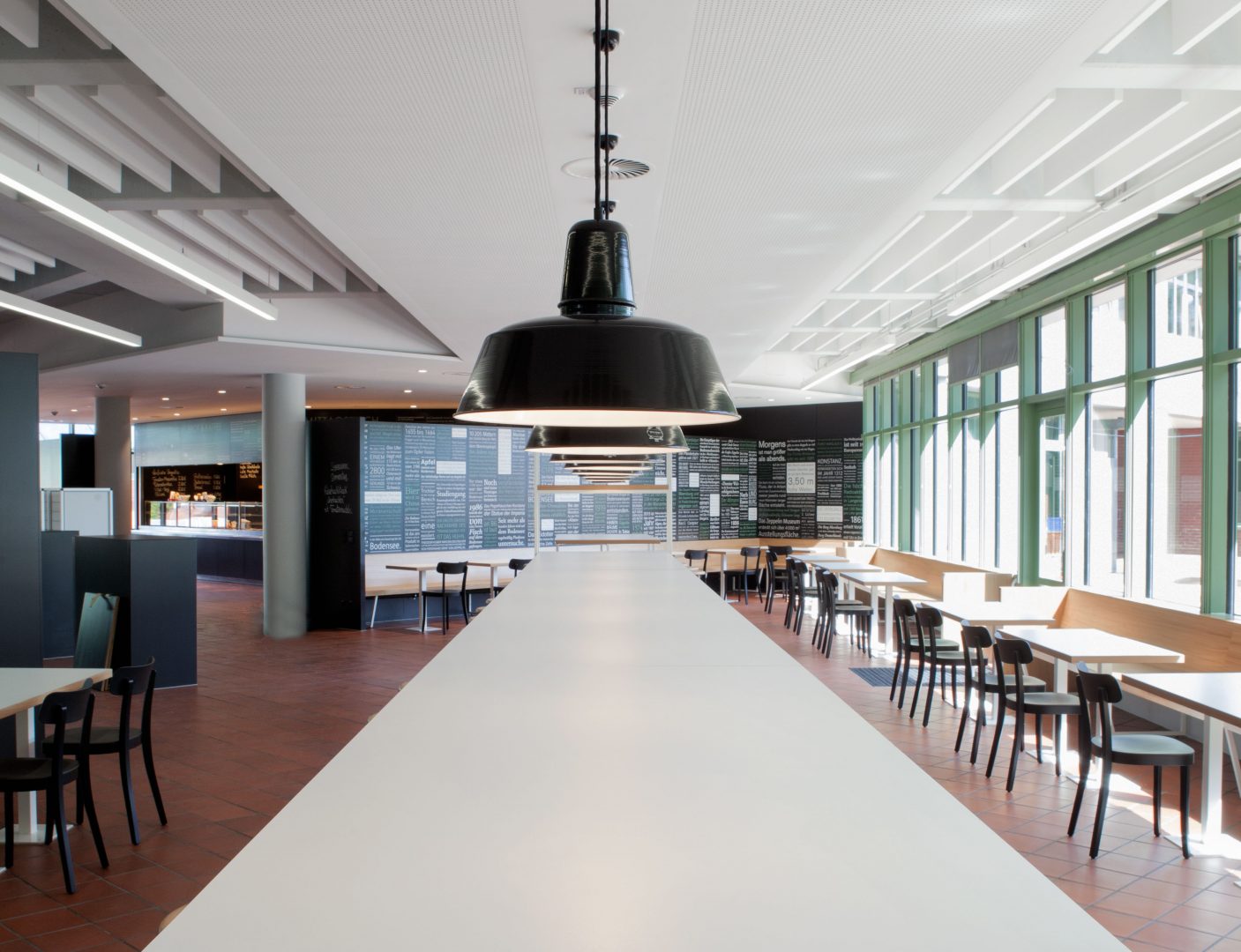Table in the school canteen of the vocational school centre Friedrichshafen designed by atelier 522.